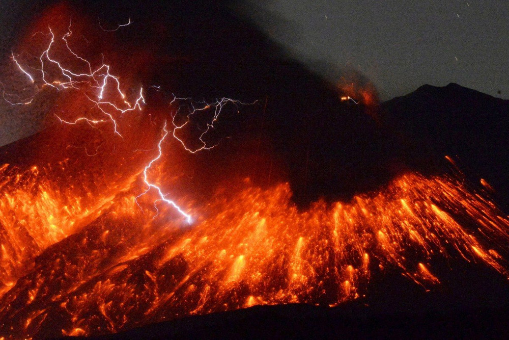 Nhật Bản theo dõi sát hoạt động núi lửa Shinmoedake