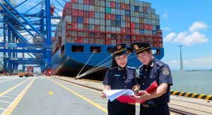 Kiểm tra thủ tục hải quan xuất nhập khẩu hàng hóa tại cảng container.