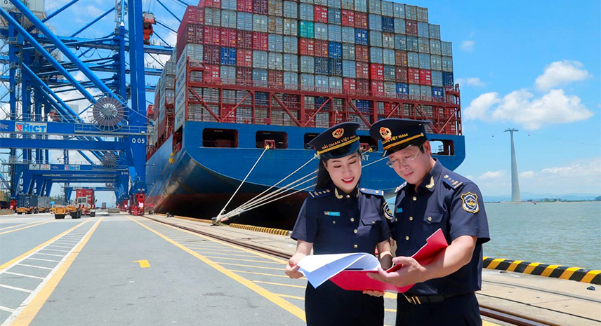 Kiểm tra thủ tục hải quan xuất nhập khẩu hàng hóa tại cảng container.